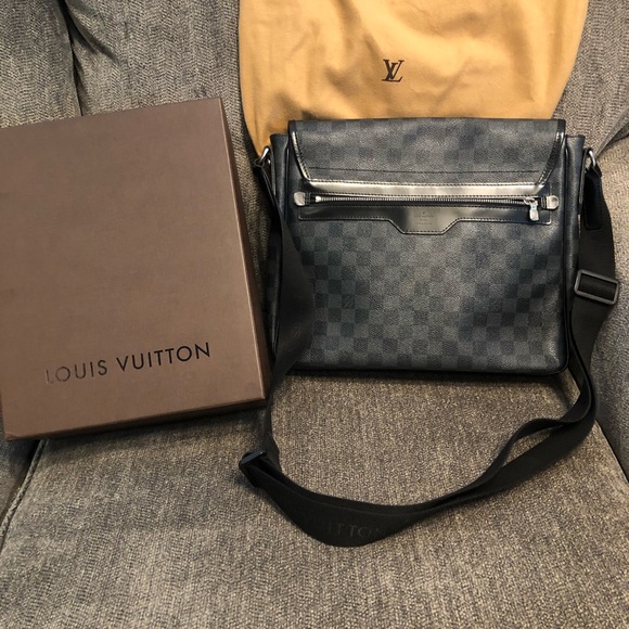 Louis Vuitton graphite messenger - Picture 2 of 13